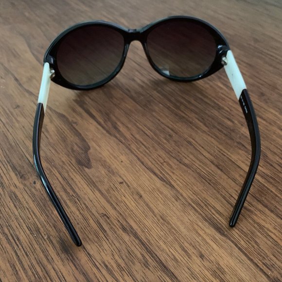 Fossil ‘Tricia' sunglasses + Coach clam shell case - Picture 5 of 5